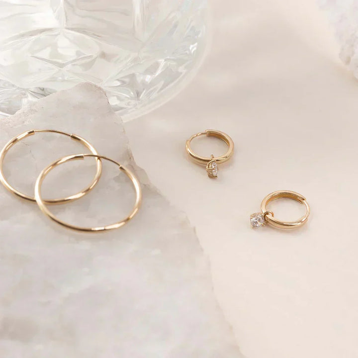 Boucles d'oreilles créoles élégantes avec pierres Larmes de Lune pour un look sophistiqué
