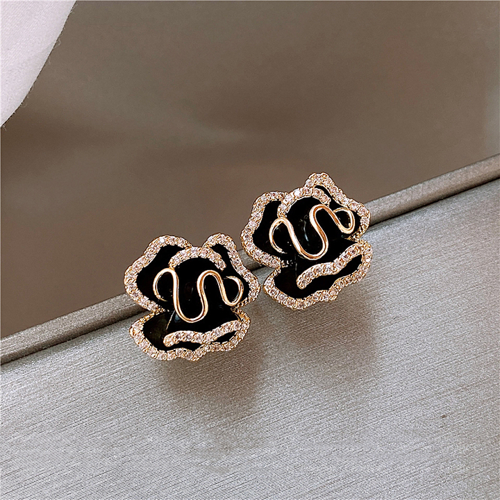 Boucles d'oreilles élégantes en or avec lotus noir pour un look éblouissant