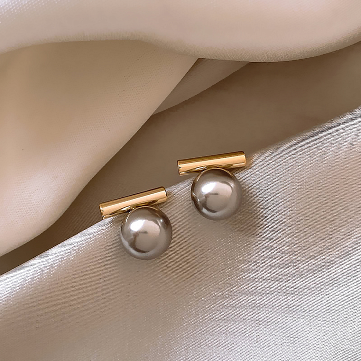 Boucles d'oreilles élégantes avec perle noire en or