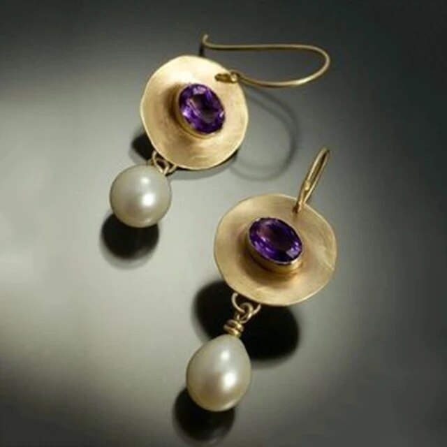 Boucles d'oreilles élégantes en perles avec accents en zircone violette éblouissants