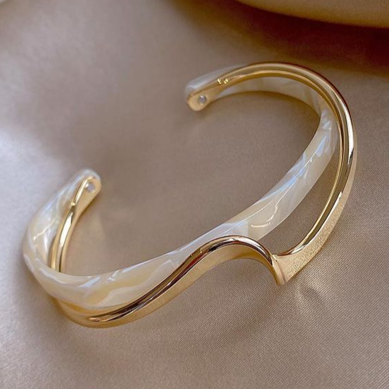 Phoebe – Bracelet en Opale d'Or Exquis pour une Touche d'Élégance