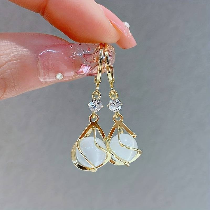 Boucles d'oreilles pendantes en opale blanche élégante pour un look spectaculaire