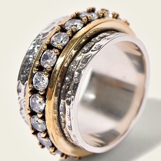 Élégance raffinée : Bague avec des pierres de zircon scintillantes