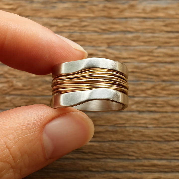 Bague élégante avec de délicates filaments argent-or pour un style exceptionnel