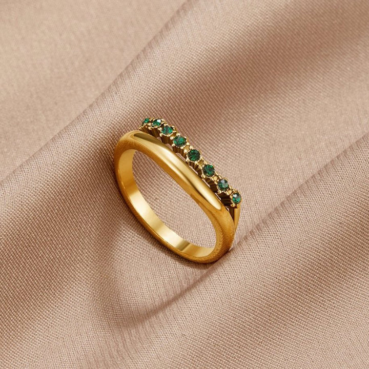 Bague en Émeraude avec Design Superposé Élégant et Étincelant