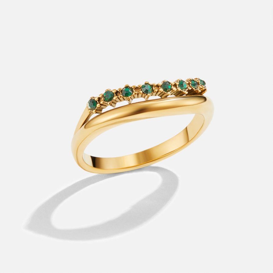 Bague en Émeraude avec Design Superposé Élégant et Étincelant