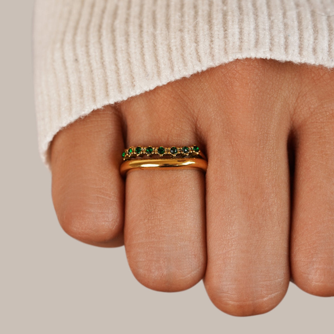 Bague en Émeraude avec Design Superposé Élégant et Étincelant
