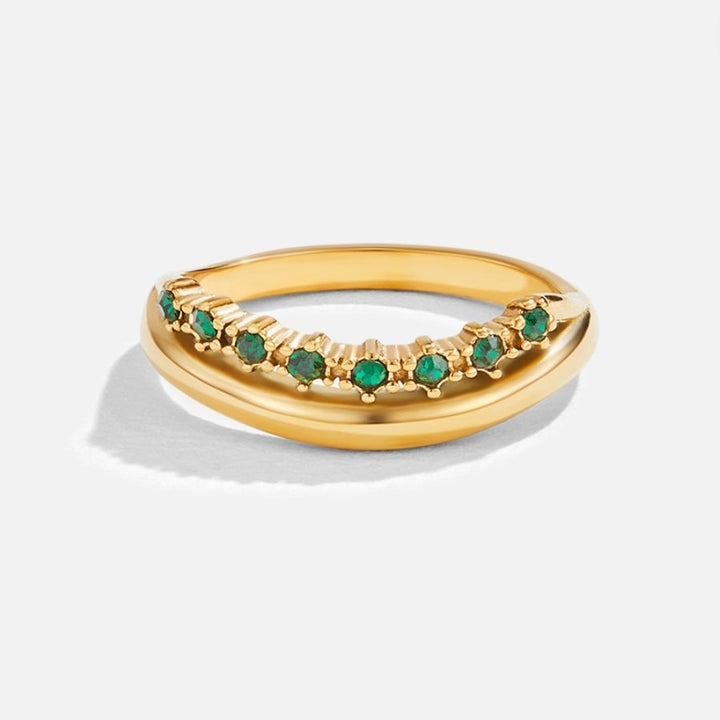 Bague en Émeraude avec Design Superposé Élégant et Étincelant