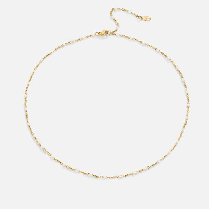 Collier de perles blanches propres