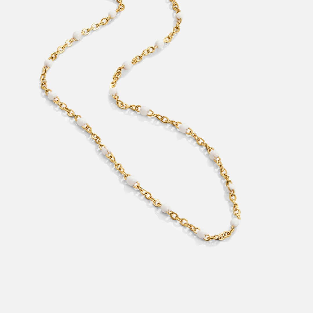 Collier de perles blanches propres