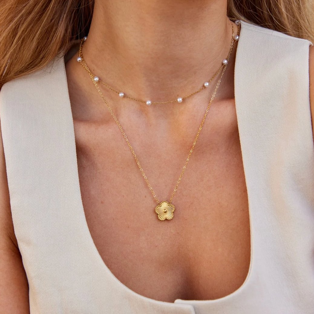 Collier Élégant Nura avec Perle Polygonale pour un Style Raffiné