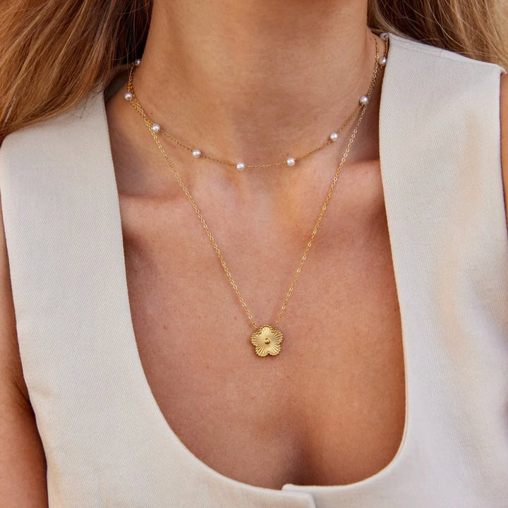 Collier Élégant Nura avec Perle Polygonale pour un Style Raffiné