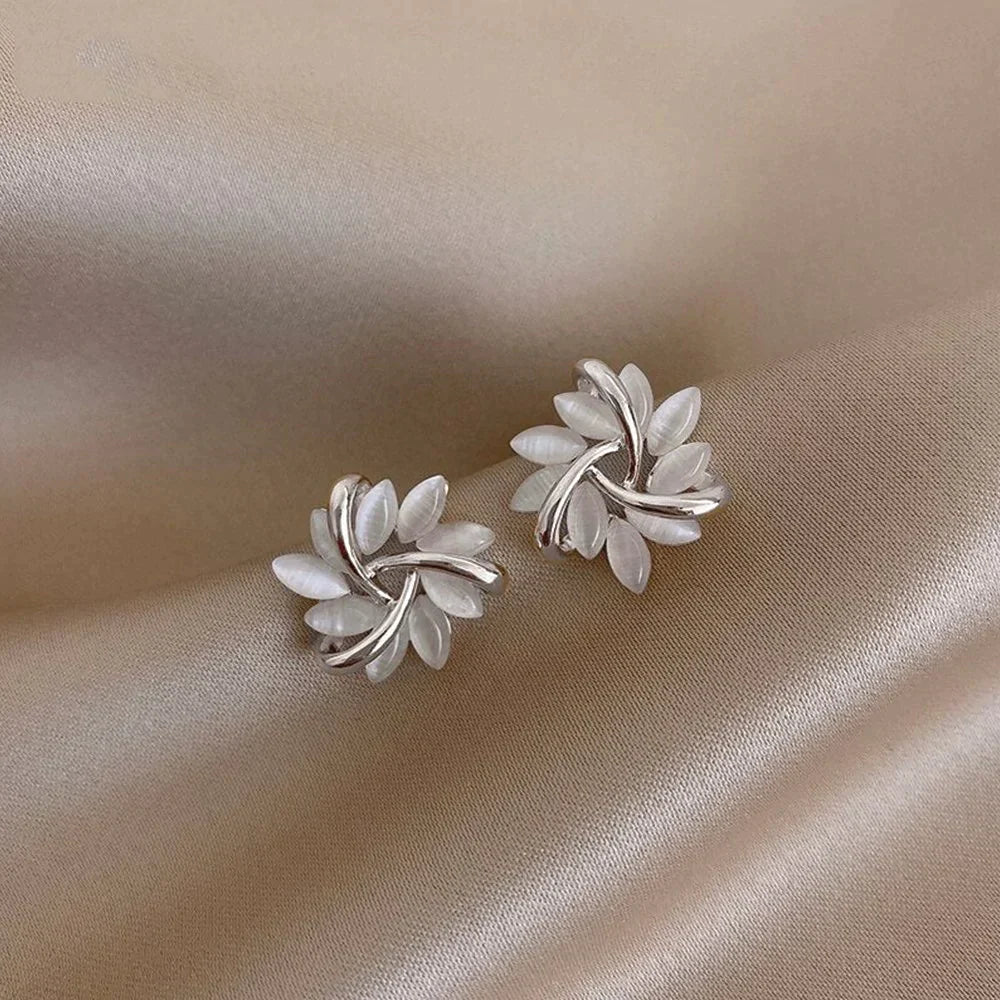 Boucles d'oreilles en cercle élégantes avec des pétales d'opale dorés