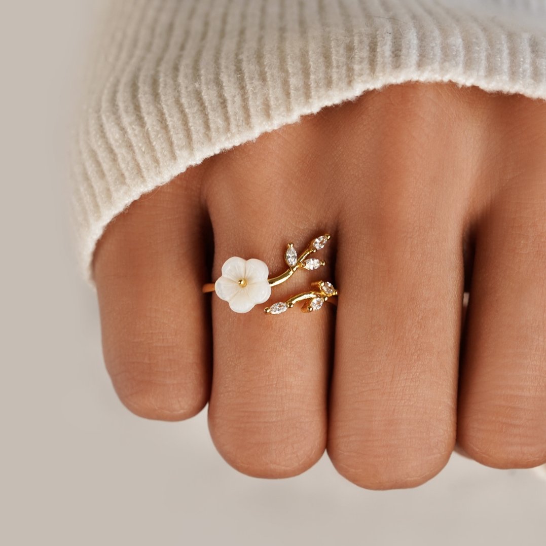 Bague Élégante avec Fleur Blanche Épanouie - Parfaite pour Toutes les Occasions