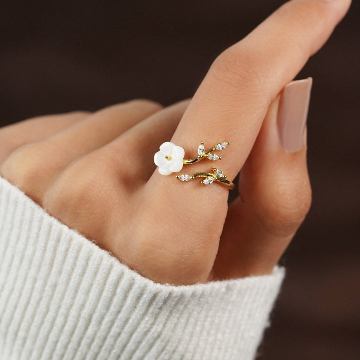Bague Élégante avec Fleur Blanche Épanouie - Parfaite pour Toutes les Occasions